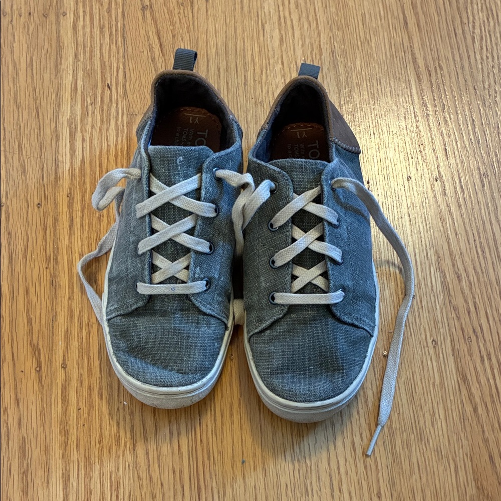 Tom’s Grey Lace-Up Sneakers